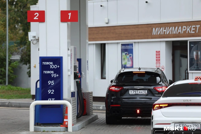 Есть вероятность, что скоро на АЗС будут разливать по бакам бензин из Белоруссии и Китая | Источник: Дмитрий Толстошеев / MSK1.RU