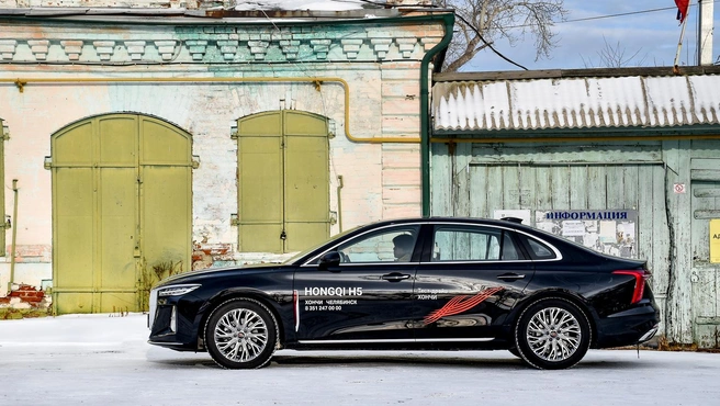 Длина Hongqi H5 — 4985 мм. Еще немного, и получится размерный класс BMW 7, хотя переднеприводная платформа H5 исключает подобные параллели | Источник: Артем Краснов