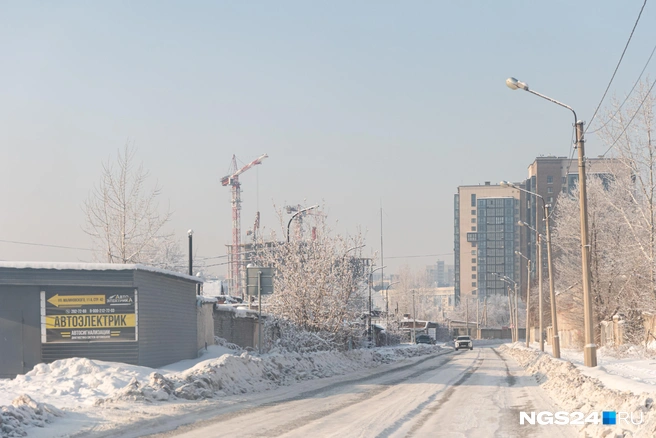 В основном по обе стороны от дороги автомастерские и гаражи  | Источник: Мария Ленц / NGS24.RU
