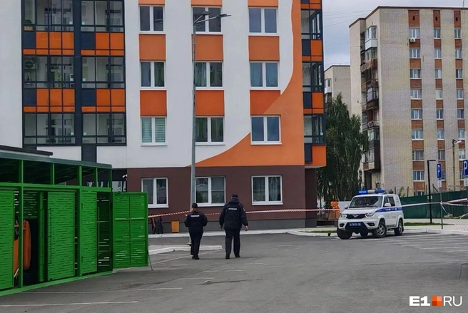 К дому приехали пожарные, полиция и медики | Источник: читатель E1.RU