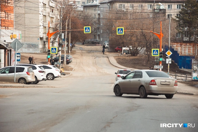 Дорога на Коммунистической больше похожа на проезжую часть в каком-нибудь районном центре | Источник: Даниил Конин / «ИрСити»