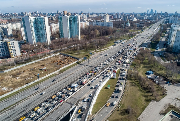 Пробки и очереди в метро: в Москве начал действовать пропускной режим