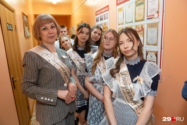 Девочки со своим классным руководителем Еленой Кальевной | Источник: Иван Митюшёв / 29.RU