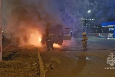 Автобус полностью сгорел на Пионерке у заправки