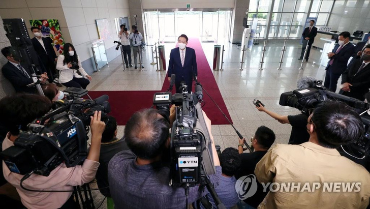 Больше никакого сталкинга: Южная Корея утвердила закон о наказании за преследование человека