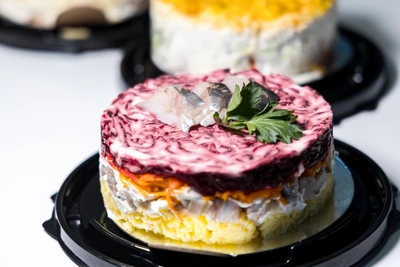 Рецепты «Селедки под шубой»: яблоко, яйца и порядок слоев