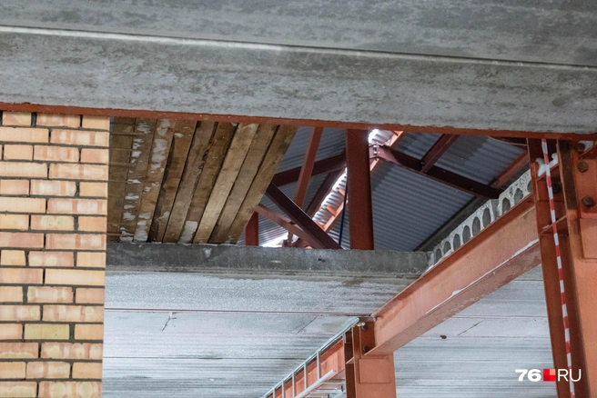 На чердаке монтируют инженерные сети