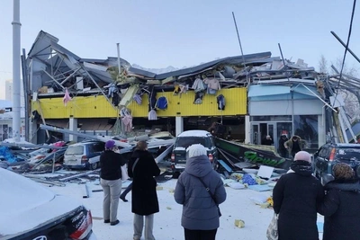 Novosibirsk man escapes shopping center collapse, three injured