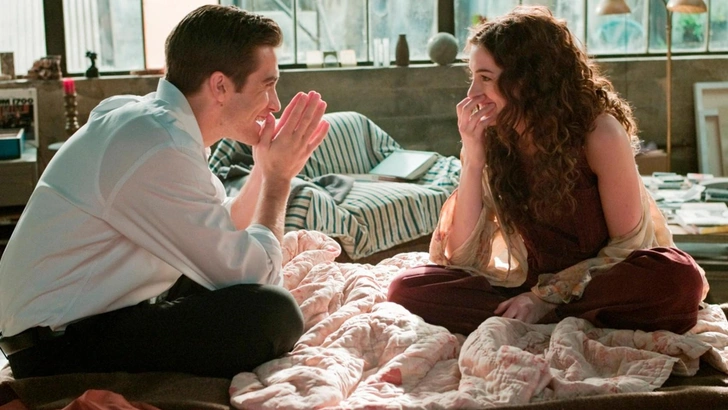 куда смотрит мужчина, когда вы ему нравитесь | Источник: кадр из фильма «Любовь и другие лекарства» (2010)