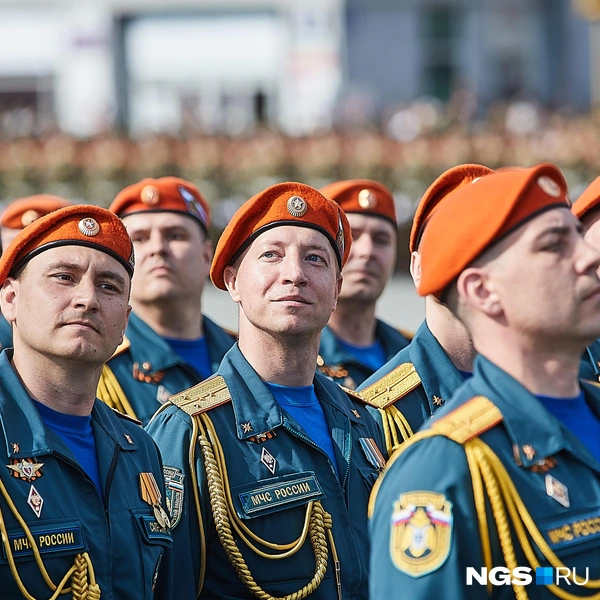 По площади прошел расчет и ГУ МЧС России по области, в составе которого были ветераны боевых действий | Источник: Александр Ощепков / NGS.RU