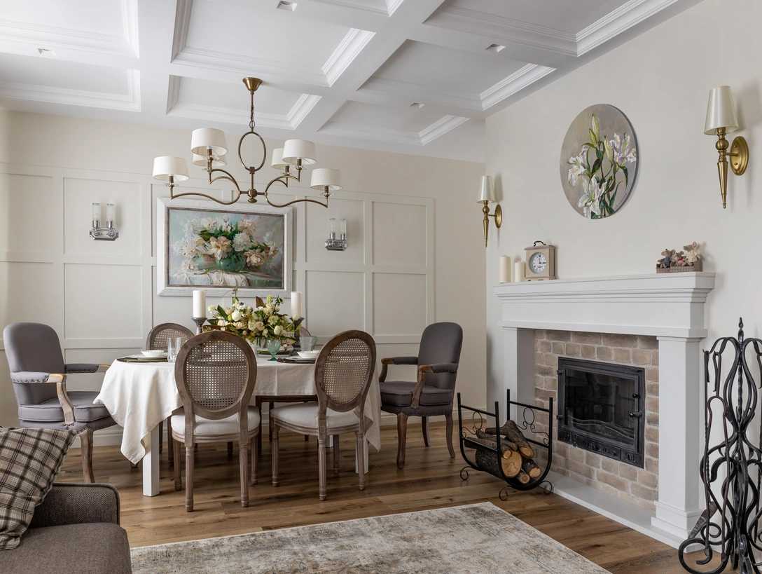 Бра Vet, Lucia Tucci. Люстра, Newport. Цветочная композиция, Garden N. Стулья Memos, MAK-interior. Кресла Amber, MAK-interior. Стол, ИКЕА. Камин изготовлен из акрилового камня по эскизам дизайнера. Картина над камином, Елена Островская. Бра над камином Brass Matt, Newport. | Источник: Роман Спиридонов