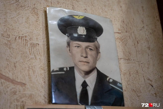 Фотография висит в коридоре и с порога бросается в глаза.—&nbsp;На протяжении всей жизни вы работали водителем?—&nbsp;На протяжении всей жизни я просто сидел. | Источник: Илья Чикотин / 72.RU