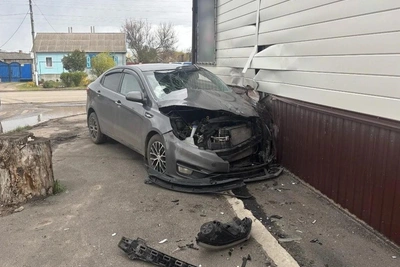 Пьяная автомобилистка на иномарке врезалась в стену дома