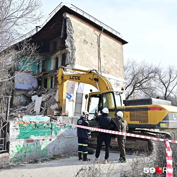В месте обрушения прогнулась крыша  | Источник: Василина Любимова / 59.RU
