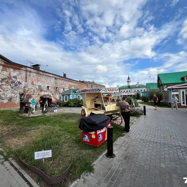 На территории Татарской слободы продают много местных сувениров | Источник: Анатолий Кузнецов / 72.RU