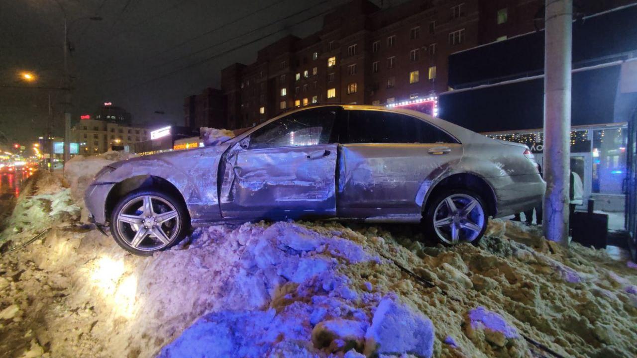 Пьяный водитель Mercedes врезался в пассажирский автобус на остановке в  Новосибирске - 23 февраля 2023 - НГС.ру