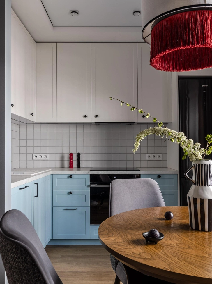 Кухня изготовлена на заказ. Плитка на фартуке, Kerama Marazzi. | Источник: Роман Спиридонов