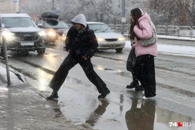 Пешеходам приходится снова осваивать искусство осенней эквилибристики | Источник: Наталья Лапцевич