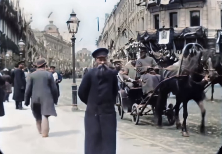 Раскрашенное видео на скорости 60 кадров в секунду Тверской улицы в Москве 1896 года