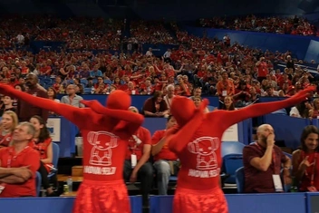 «Вернули свой 2016-й»: как и зачем зумеры вспомнили тренд «манекен челлендж» и почему он стал формой терапии