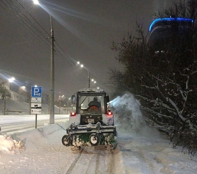 В Ижевске на борьбу с сугробами отправили более 100 единиц техники | Источник: Дмитрий Чистяков / Vk.com