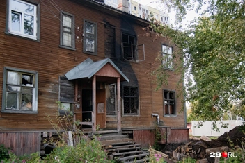 Во дворе&nbsp;— обгоревшая сторона | Источник: Иван Митюшёв / 29.RU