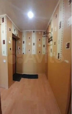 В прихожей нет шкафа, зато он есть в комнате | Источник: «Авито»