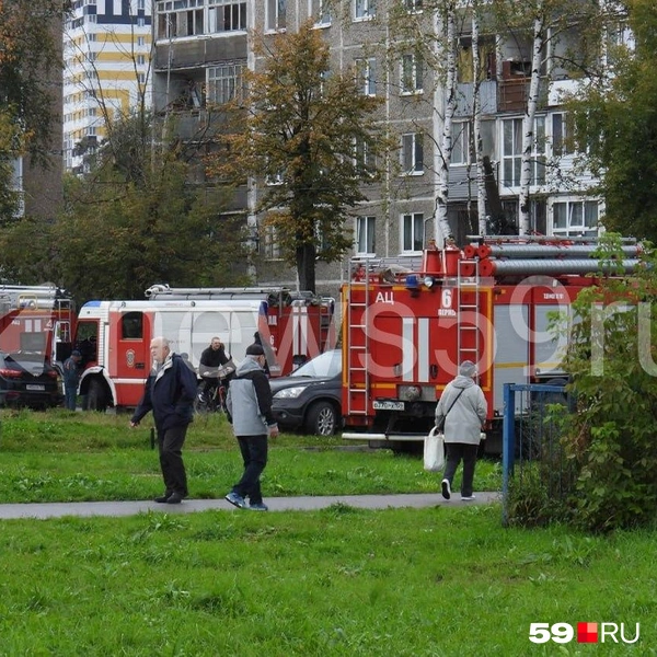 Дежурят машины МЧС | Источник: Кирилл Хафизов / 59.RU 