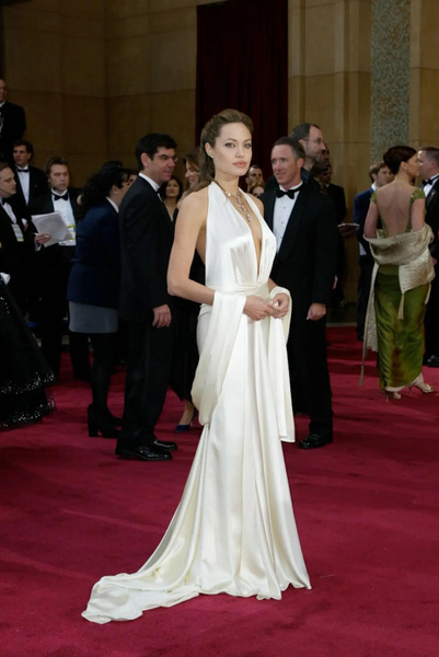 20 лет спустя: Сидни Суини пришла на вечеринку «Оскара-2024 в платье, которое носила Анджелина Джоли