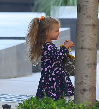 Самая модная мама: в чем Ирина Шейк гуляет с трехлетней Леей Купер?