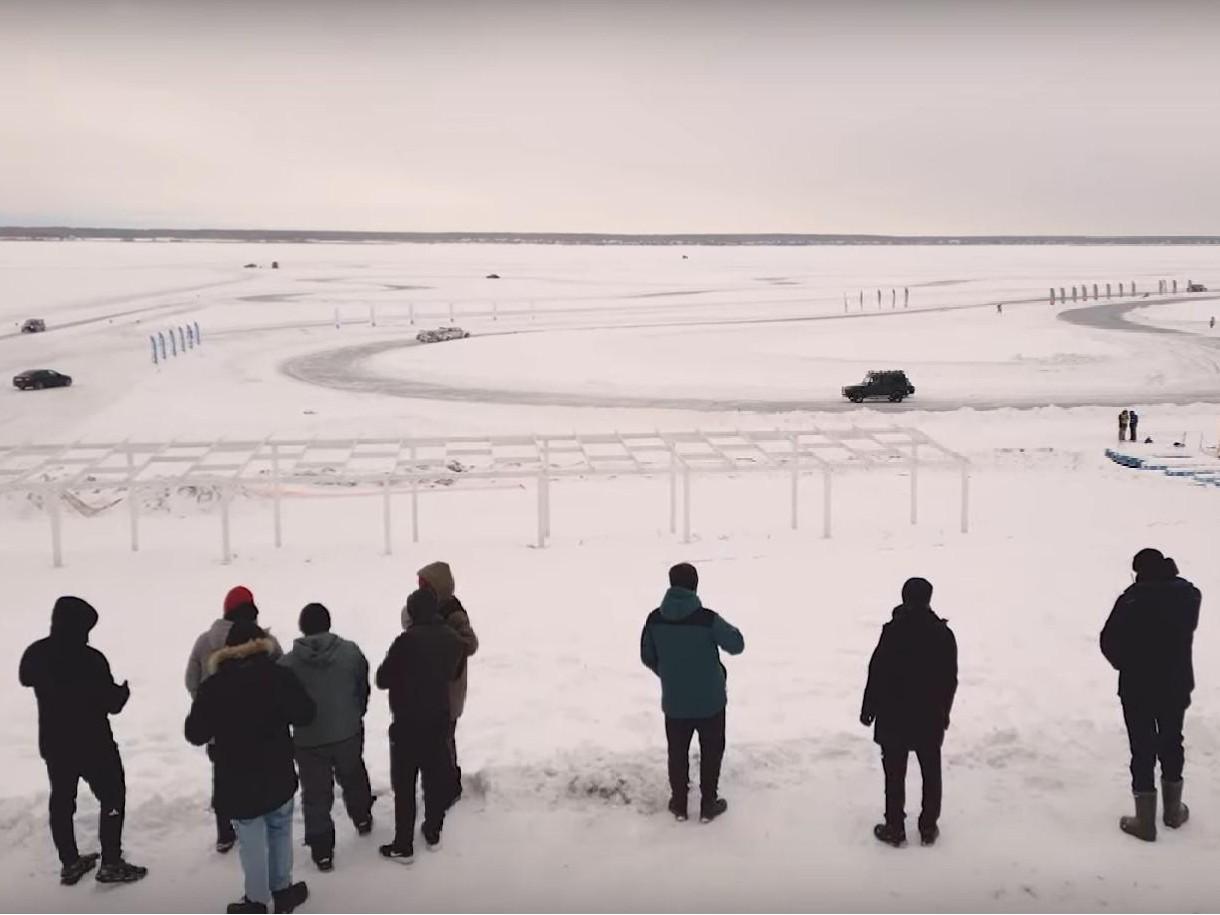 «Шум ужасный, остается грязь». На озере в Челябинской области провели соревнования по зимнему дрифту 