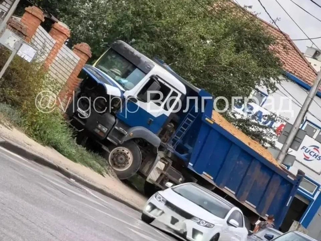 Водитель грузовика и владелец пострадавшего забора на месте договорились о возмещении ущерба | Источник: Vlgchp / T.me