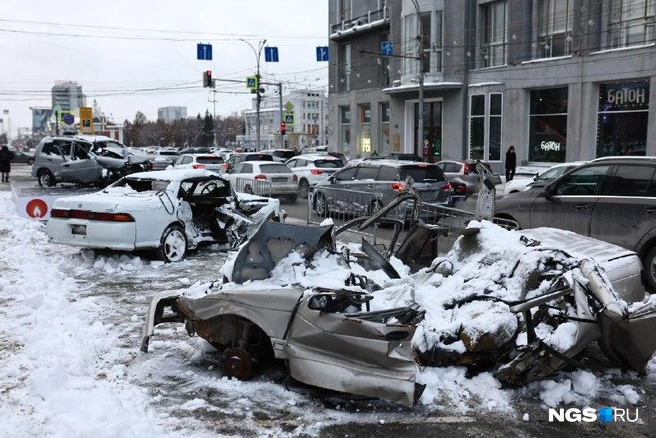 На парковке восемь авто | Источник: Александр Ощепков / NGS.RU