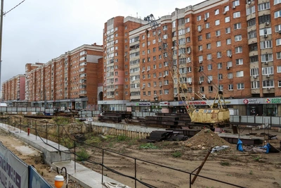 На улице Горького копают котлован для метро