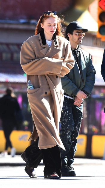 Софи Тернер нашла стильные ботинки с трендовым мысом — такие носят самые модные девушки | marieclaire.ru