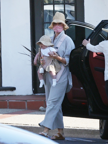 Кэти Перри в костюме фермера и соломенной шляпе впервые засветила лицо дочери