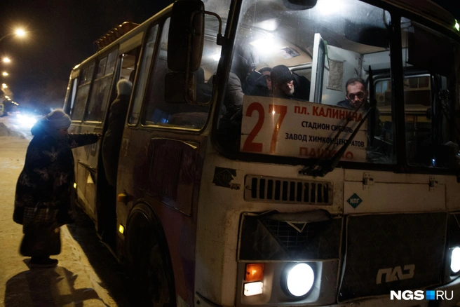 В микрорайоне в основном старые пазики | Источник: Андрей Бортко / NGS.RU