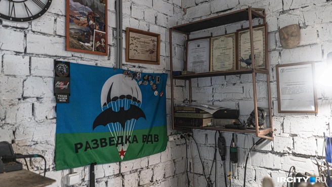 Флаг напоминает о военном прошлом Сергея | Источник: Кирилл Фалеев / «ИрСити»