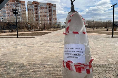 Качели сломали в читинском парке МЖК через полгода