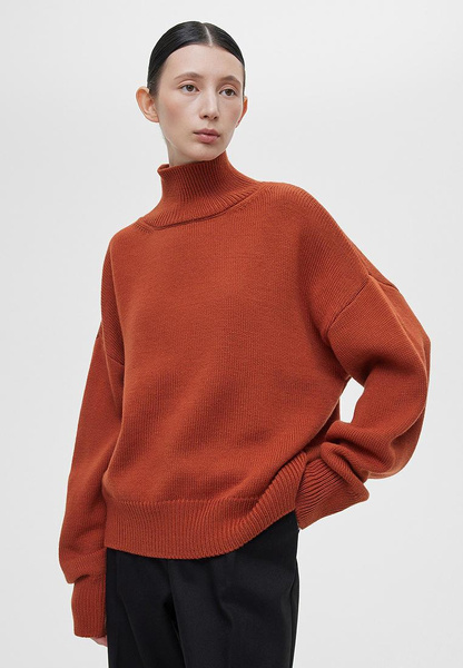 Оранжевый свитер с шерстью