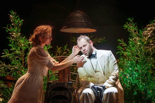 Персонаж актера Дениса Ганина весь спектакль находится на сцене (и даже в антракте) | Источник: Василий Вагин / «Красный факел»