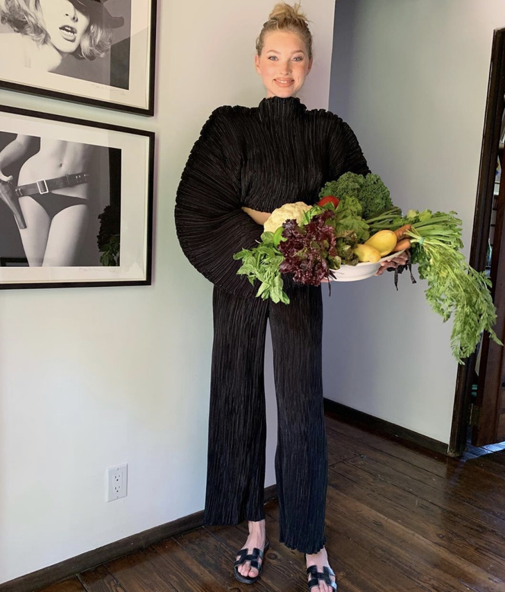 Самая стильная пропаганда вегетарианства: Эльза Хоск в черном жатом костюме и с корзиной овощей