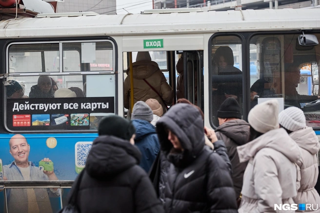 Одна из главных жалоб&nbsp;— «простои» автобусов | Источник: Александр Ощепков / NGS.RU