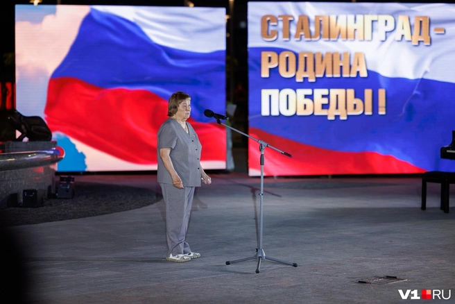 Почетный гражданин Волгограда поздравила горожан с открытием знаменитого фонтана | Источник: Алексей Волхонский / V1.RU