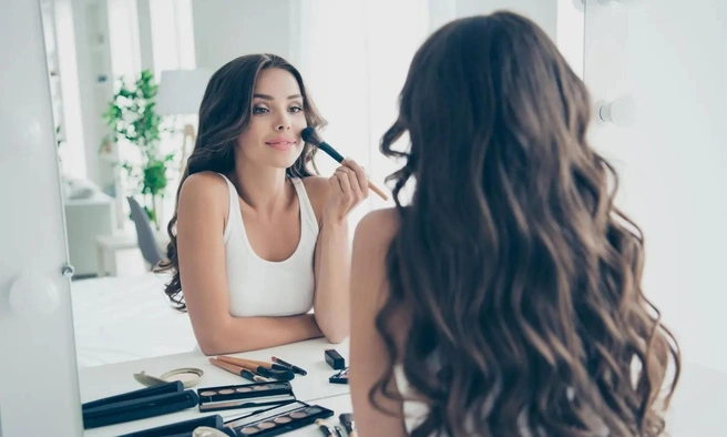 Лучше использовать настоящую косметику | Источник: iStock