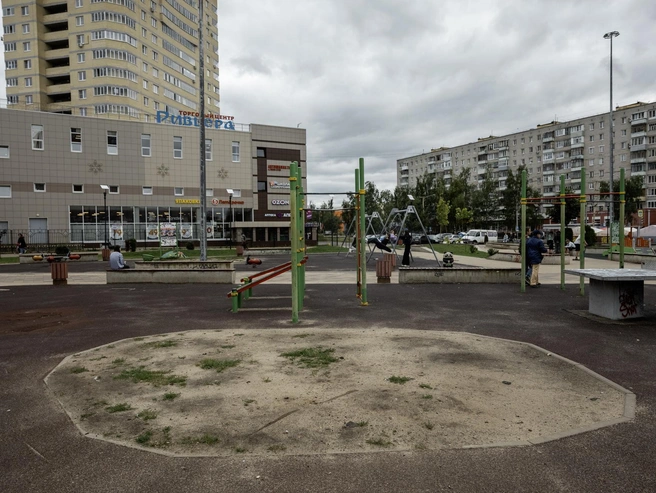 Вместо травы — участок земли, окруженный прорезиненным покрытием | Источник: Александр Куренной / 76.RU