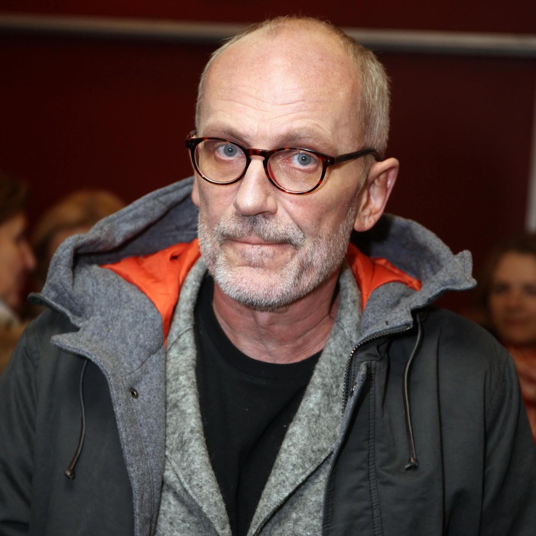 Трогает за живот и страстно целует: видео со свадьбы Александра Гордона с 23-летней художницей