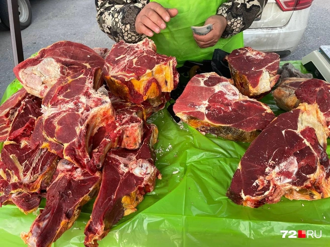 Сколько стоит мясо, нужно спрашивать у продавцов. Ценников нет  | Источник: Радик Енчу / 72.RU