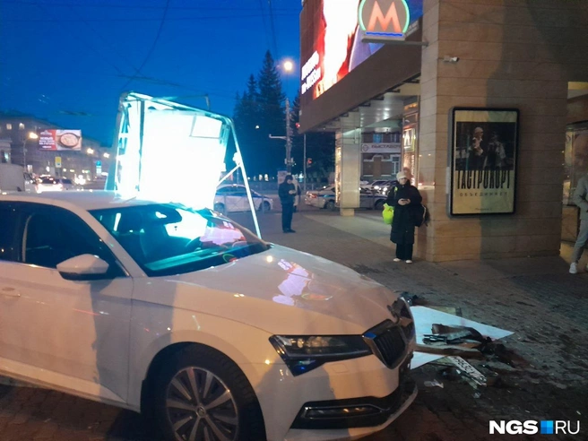 Машина стоит около входа в метро | Источник: читательница НГС Антонина