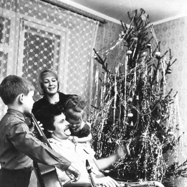 Хирург областной больницы Петров и его семья встречают новый, 1991 год | Источник: М. Загуляев / Госархив Пермского края